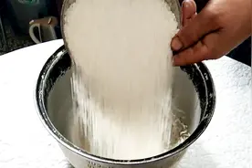 大叔一招教你蒸米饭，记住这个比例，百分百成功，收藏了视频封面
