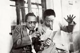 溥仪临终时一直不愿咽气，直到二弟来到床边，他才慢慢闭上双眼图片