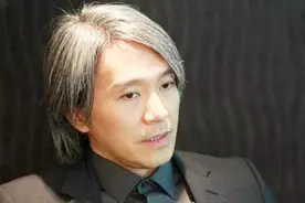 周星驰为救人捐赠骨髓，满头白发让人心疼视频封面