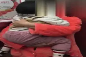 贵阳一家三人被困电梯近一个小时无人解救掏出手机记录下尴尬现场图片