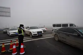 逃避高速交警检查 大货司机闯卡被拘图片