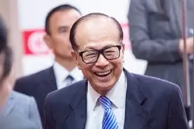 90岁李嘉诚专心陪伴红颜知己，被问到打算结婚吗回答让现场笑翻了视频封面