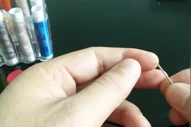 手上扎了刺用针挑都挑不出，奶奶教我一招，刺儿自己蹦出来！视频封面