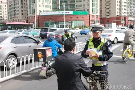 大整治下交警严管路口通行秩序  “赶时间、有急事”不能成为违法理由图片