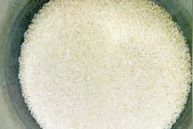 煮饭时用冷水还是热水？很多人都做错了，怪不得做的饭难吃不健康视频封面