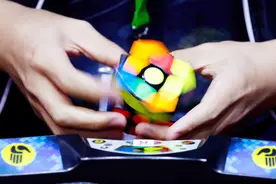 仅用0.38秒！这世界最快的魔方还原纪录，怎样做到的？视频封面