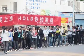 上车是什么梗？车站已重新，下一站1000 排队乘车是文明的体现！视频封面