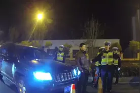 杭州醉驾男深夜被查 “刚牢里出来，没有驾驶证”图片