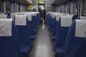 火车硬座车厢为什么没有插座？看完表示理解视频封面