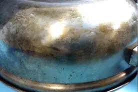 锅底黑迹总是刮不干净，准备一勺食盐，居家生活都会用到视频封面