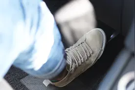 自动挡车高速行驶中突然刹车失灵咋办？带这个功能就好了，能保命视频封面