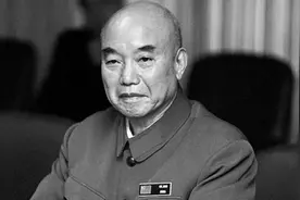 写40万字小说，获茅盾文学奖，他资历可比肩许多元帅，却是上将衔视频封面