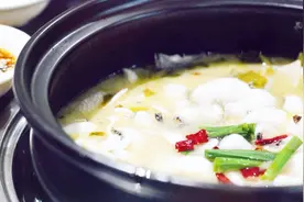 「酸菜鱼火锅」的制作流程，从鱼的处理到制作一步到位视频封面