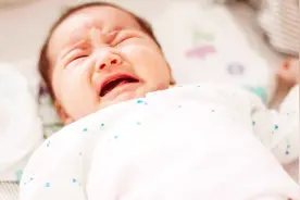 宝宝出生后不哭反笑，婆婆见状伸手就是一巴掌，妈妈瞬间恼怒！视频封面