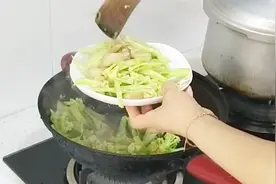 花菜爱上五花肉，漂亮又好吃的一道家常菜，非常简单易学视频封面