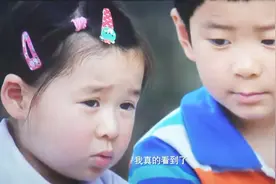 小吉芳见到哥哥高兴极了，给哥哥说：我每天都在想妈妈！视频封面