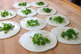 饺子皮别再用来包饺子了，试试不放馅，油一刷平底锅一摊，满嘴香视频封面