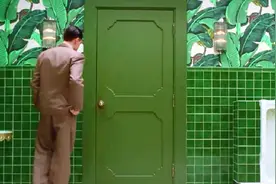 美国第一个超级亿万富翁，却因洁癖门都不能开，最后隐世离去视频封面