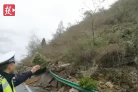 暴雨冲刷沪渝高速利川段大面积滑坡， 高警路政全力抢修视频封面