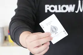 翻转变牌魔术教学，只单手一翻！牌就变成另外一张？