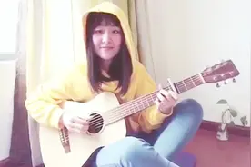 可爱美女吉他弹唱《空空如也》，柔软的声线围绕在耳边，太棒了！视频封面