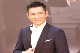 不老男神刘德华现身，正脸侧脸判若两人，网友: 打没打针一目了然视频封面