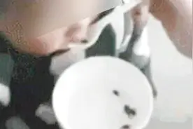 愚昧坑了娃！母亲喂食孩子活蝌蚪 能治病？别害了孩子！视频封面