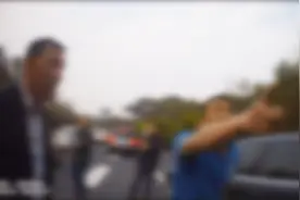 湖北：小车别停客车 乘客当即给了小车司机一耳光 大喊：打死他！视频封面
