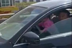 西安1岁多幼儿坐大人怀中“开车”上西二环，还随意变道图片