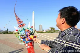 哇塞！上百米的大风筝亮相南阳解放广场图片
