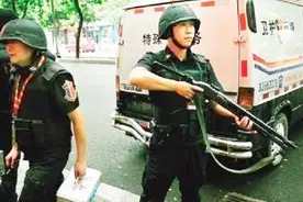 原来银行运钞员每天佩戴的武器是这个，真枪实弹的真相