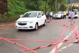 全家向新车磕头跪拜还放鞭炮，这些奇葩行为你们知道什么意思嘛？视频封面
