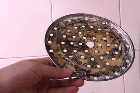 锅里的蒸帘熏黑熏黄，教你不用洗涤剂，轻松去除黑垢黄垢视频封面