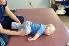 宝宝的爬行训练课，妈妈们可以在家自己训练宝宝如何爬行视频封面