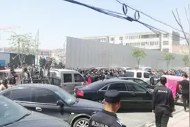 官方通报“警察拍视频被城管打”事件：辅警城管被刑拘视频封面