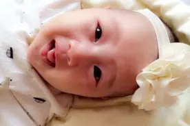 宝宝吐舌头是什么原因？吐舌头一个小动作，竟然隐藏了这么多信息视频封面