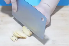 失眠不用治，奶奶教我一个土办法，不需要吃药，一觉睡到自然醒视频封面