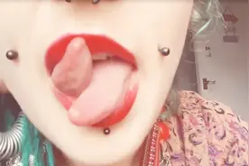 女子爱养蛇，想把自己整容成蛇的模样！甚至把舌头变成了这样视频封面