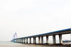 实拍：青岛即墨和烟台海阳之间，有座丁字湾跨海大桥视频封面