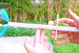 家里跑进小虫子不敢抓？小伙做了这个工具，一抓一个稳
