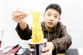 挑战试吃据说很辣的“火鸡面”，为什么我两三口就吃完啦视频封面