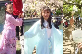 北京名景“海棠花溪”迎最佳观赏期 女大学生着汉服领美视频封面