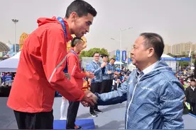 2018武汉马拉松成功举办，2．4万名选手带动全城狂欢图片