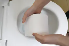 蹲马桶时水总是溅到屁股上，很尴尬，学会这个小技巧，轻松解决视频封面