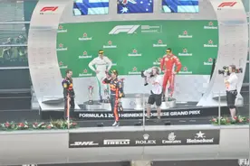 F1大奖赛上海站里卡多拉车队代表用鞋子喝香槟庆祝乐翻全场视频封面