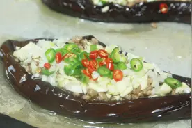 正宗蒜泥烤茄子的做法，外香里嫩超级下饭，再也不用出去吃烧烤啦视频封面