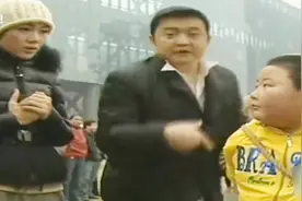 史上最小力量最大的萌娃 他才7岁 就拉得动坐着5个人两吨多越野车视频封面
