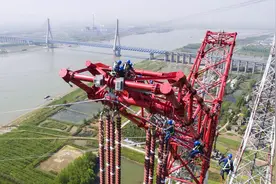 中国造“世界之最”！高压线210米高空跨长江，新疆电力1秒到南方视频封面