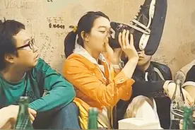 女孩为了爱情也真是拼了，当把鞋里的白酒喝光后，全桌人都傻眼了视频封面