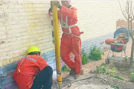 电焊工多少钱一天？干了10几年的农村大哥来告诉你，工资高不高？视频封面